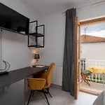 Classy Double With Balcony ゲストハウス 3*