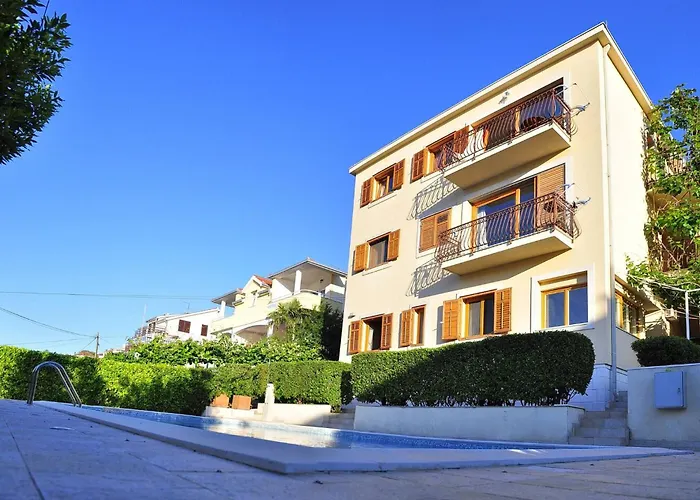 Classy Double With Balcony 게스트하우스 3*