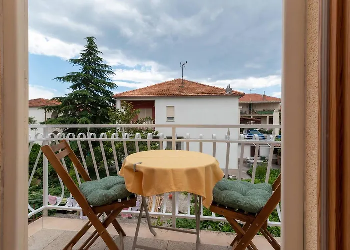 Classy Double With Balcony 게스트하우스 3*