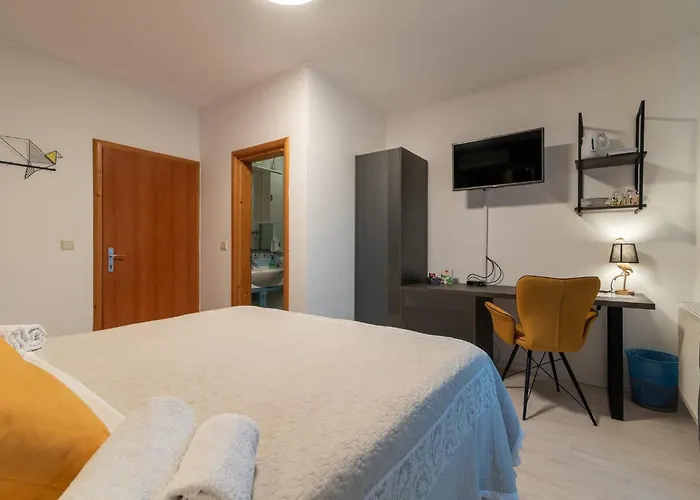 Classy Double With Balcony 트로기르