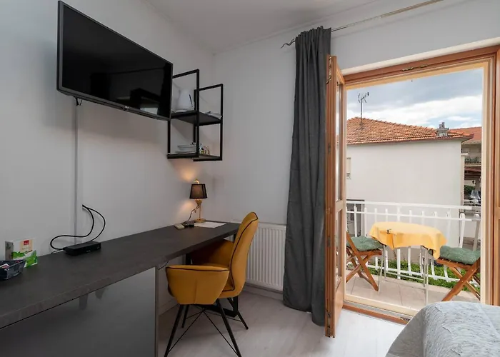 Classy Double With Balcony 게스트하우스 3*