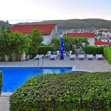 In Guest - Classy Double With Balcony بيت ضيافة تروغير