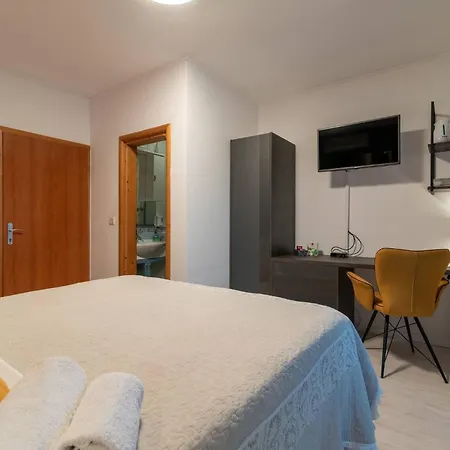 Classy Double With Balcony Traù