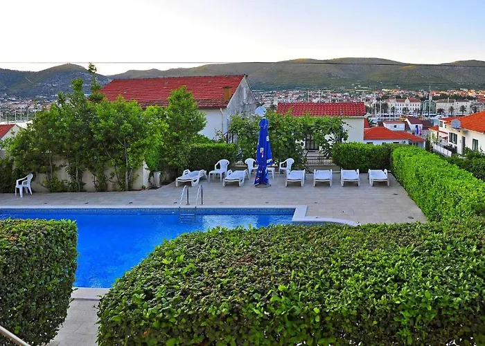 Classy Double With Balcony بيت ضيافة تروغير